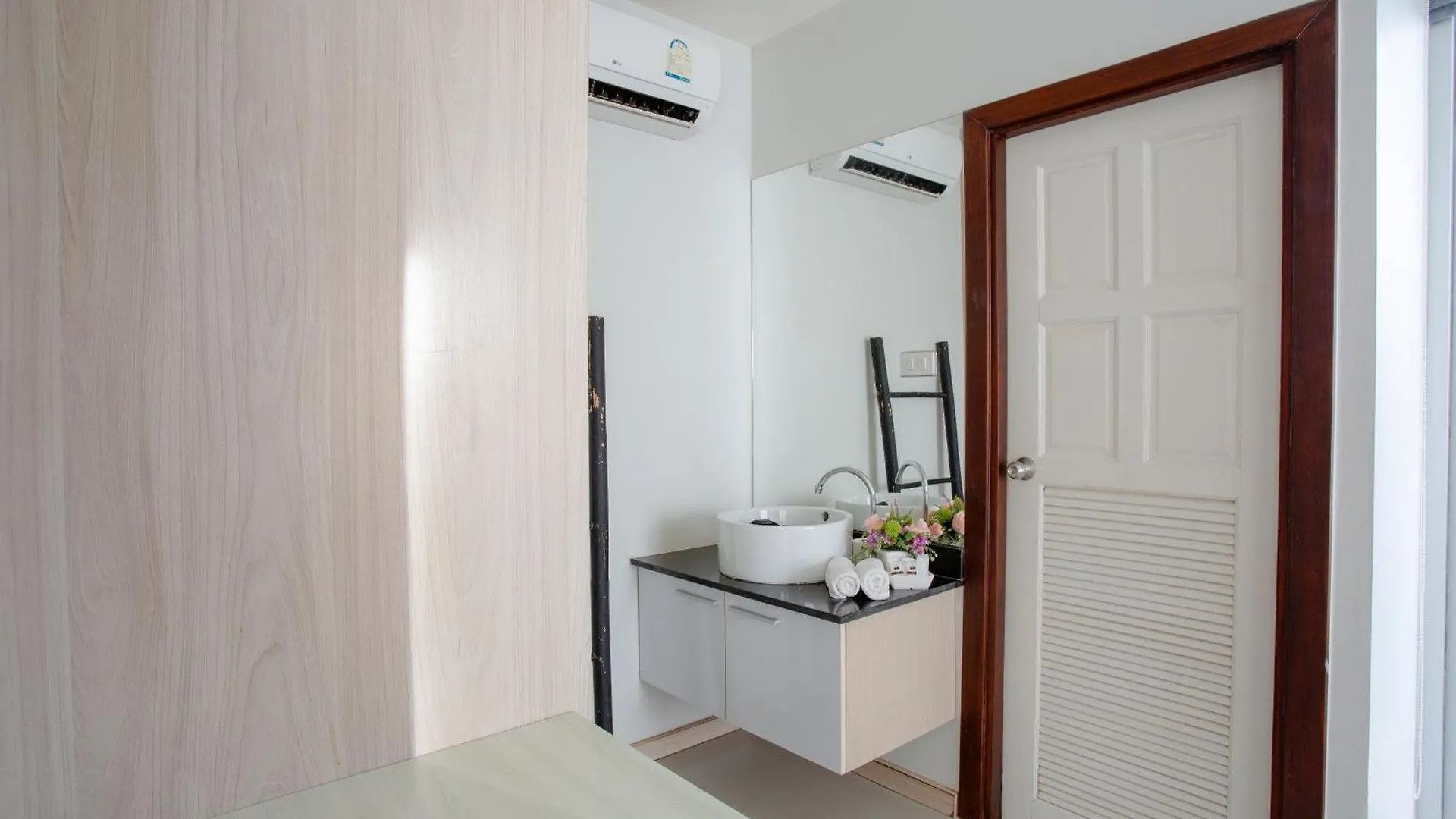 Ko Lanta Hotels And Working Space